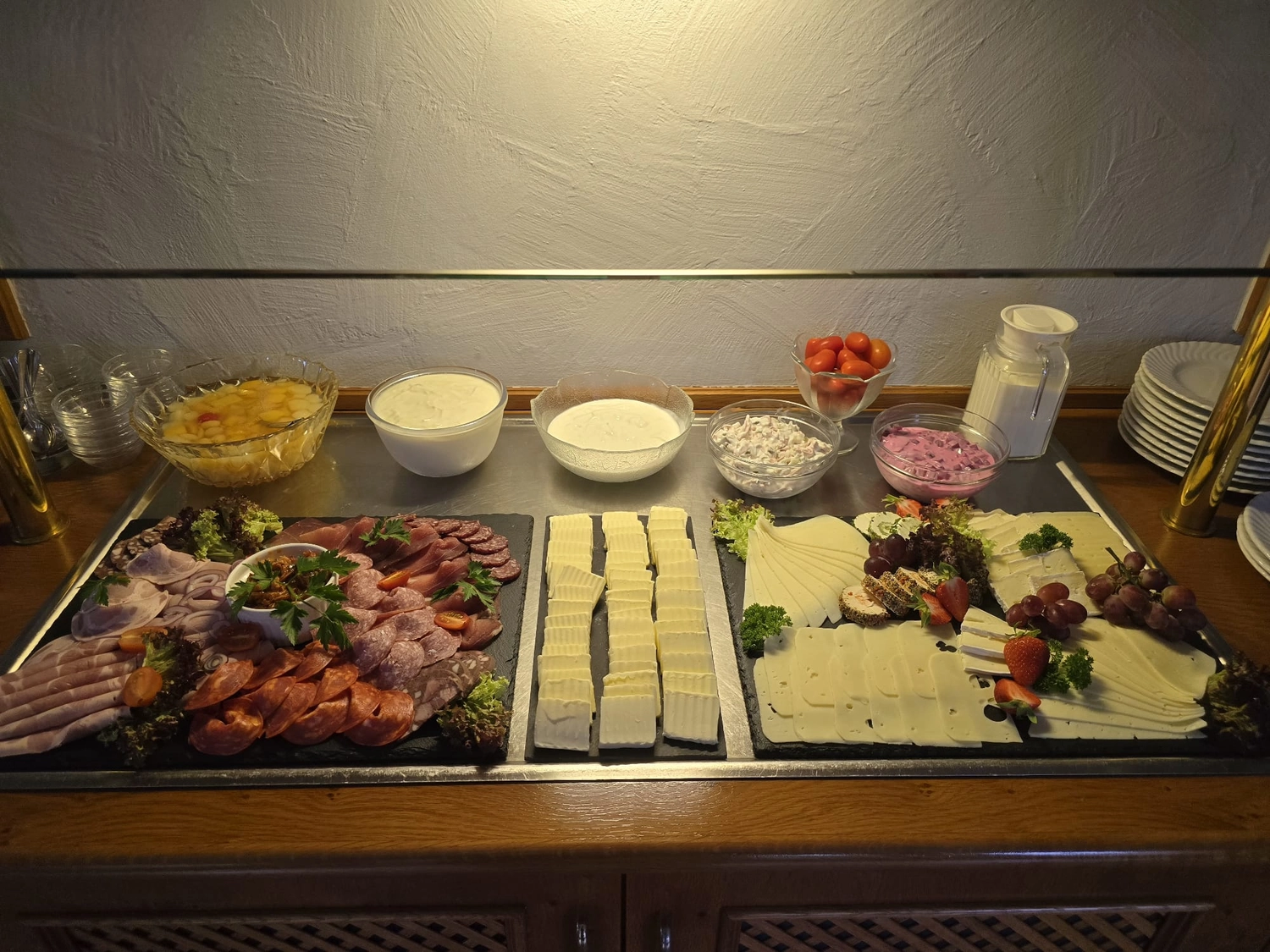 Wegeners Landhaus UG – Hotel & Restaurant – Dieses Buffet bietet eine große Auswahl an Käse, Wurstwaren und Schinken.