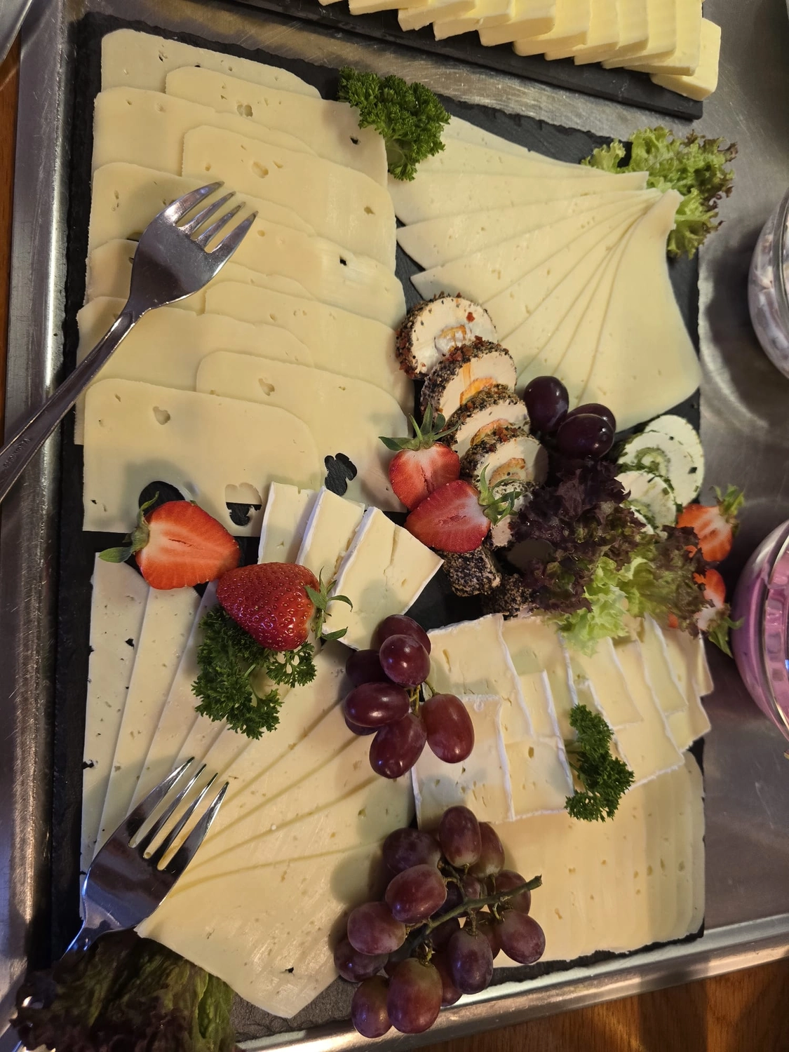 Wegeners Landhaus UG – Hotel & Restaurant – Dieses Buffet bietet eine große Auswahl an Käse, Wurstwaren und Schinken.