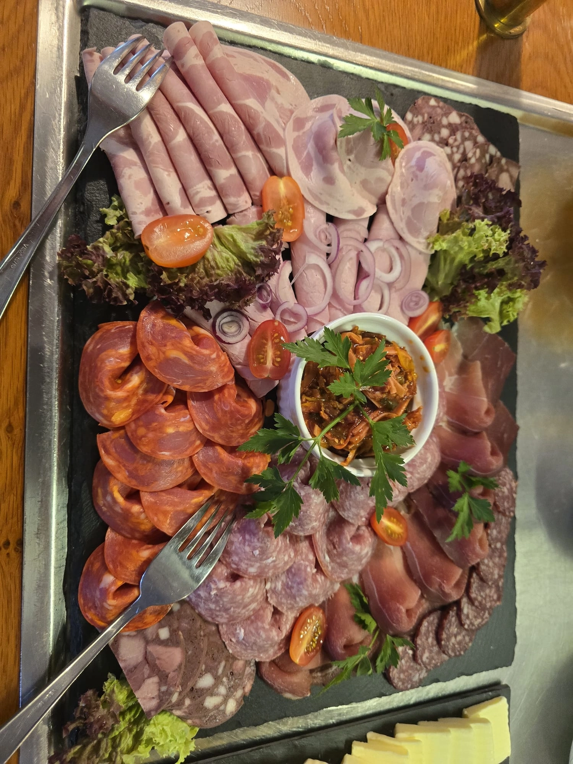 Wegeners Landhaus UG – Hotel & Restaurant – Gemischte Wurstplatte mit verschiedenen Wurstwaren wie Chorizo, Prosciutto und Salami.